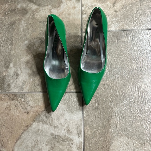 Pulse pointed toe ladies high heels are a size 6.5. - Picture 4 of 8